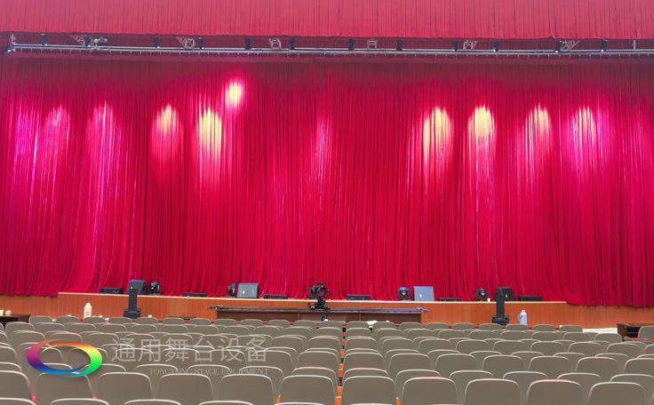 舞臺大幕機械——舞臺上使用頻繁的機械之一，在鏡框式臺口的舞臺上用來分隔演員與觀眾，演出中換場