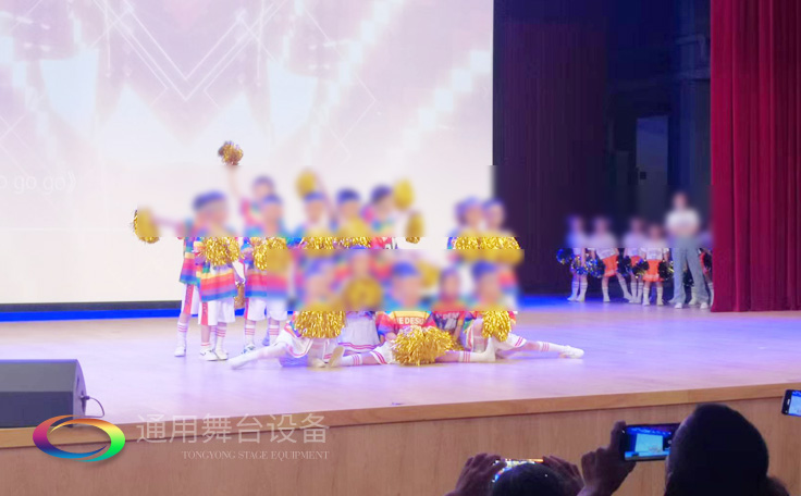 通用舞臺(tái)客戶案例展示——某劇場實(shí)景演出效果！項(xiàng)目包括舞臺(tái)燈光、舞臺(tái)吊桿、阻燃幕布、舞臺(tái)音響系統(tǒng)等等...