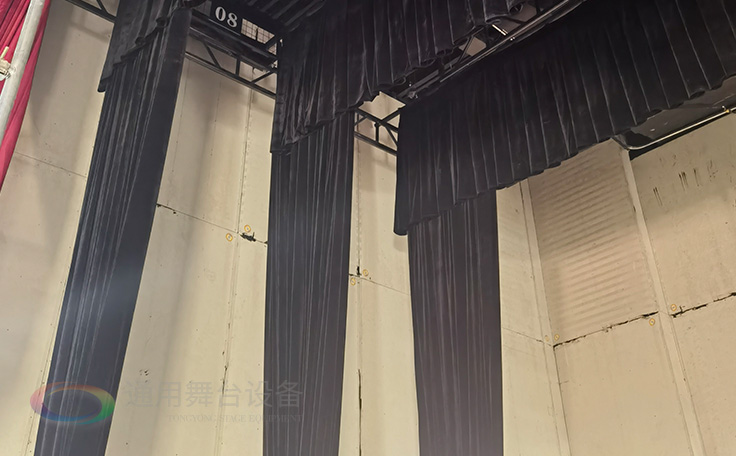 通用舞臺(tái)教您如何選購(gòu)高性?xún)r(jià)比阻燃幕布產(chǎn)品！