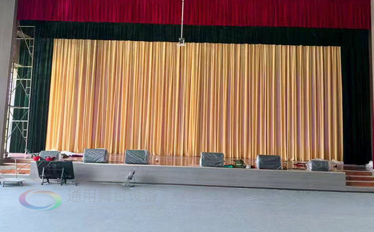 通用舞臺承建江蘇某學(xué)院報告廳項目，涵蓋舞臺燈光、電動吊桿、阻燃幕布等核心設(shè)備的設(shè)計與安裝